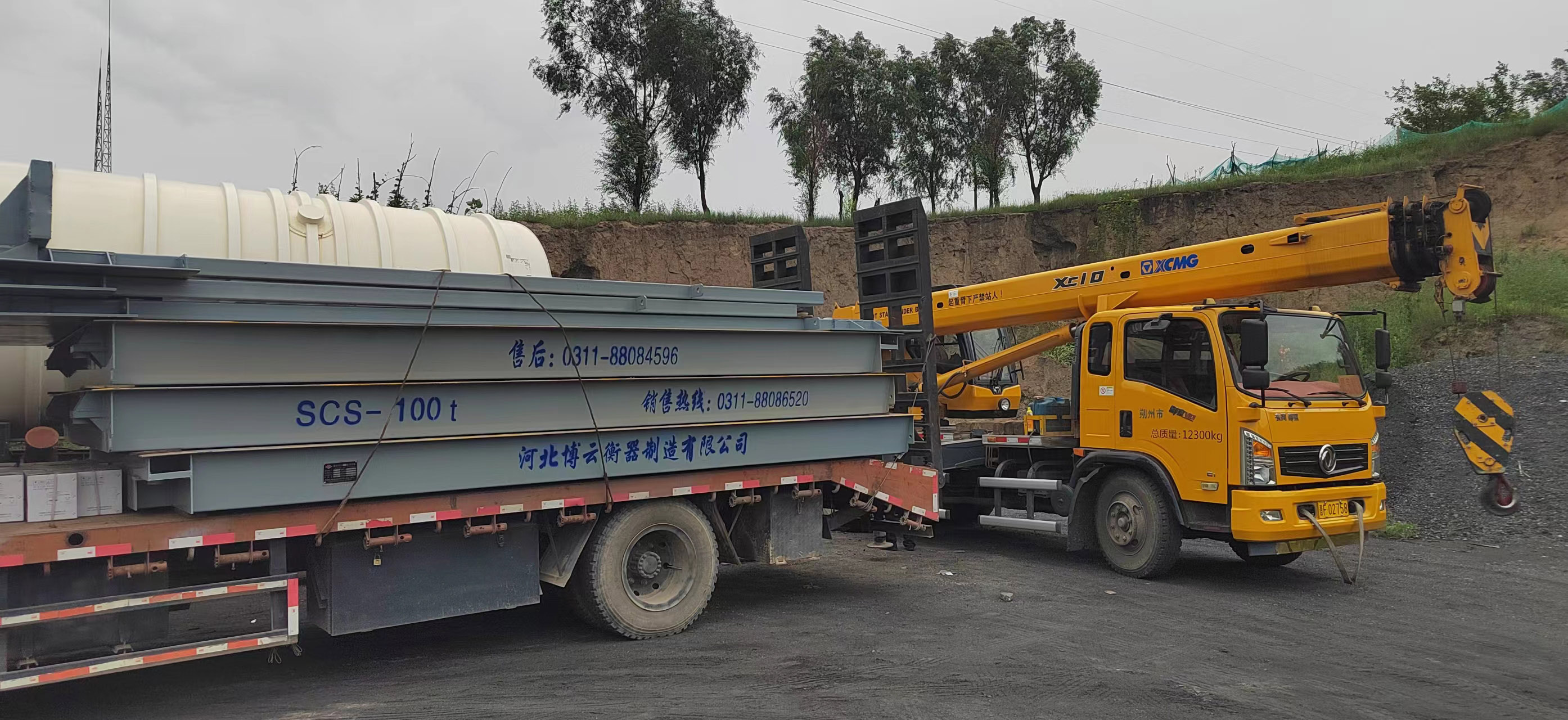 山西朔州客户，3*16米100吨地磅，加钢构基础，冒雨安装完毕。